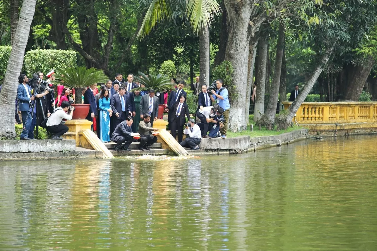 Chủ tịch nước Lương Cường và Tổng thống Anura Kumara Dissanayaka thực hiện nghi thức thả cá chép tại Ao cá Bác Hồ. (Ảnh: Thành Long) Chủ tịch nước Lương Cường và Tổng thống Anura Kumara Dissanayaka thực hiện nghi thức thả cá chép tại Ao cá Bác Hồ. (Ảnh: Thành Long)