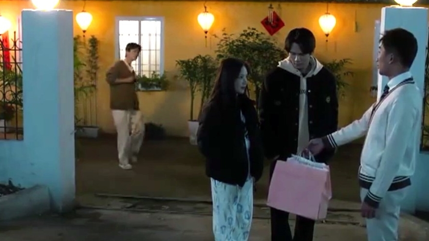 Cha tôi người ở lại tập 34: Quyên gọi điện cầu cứu con trai