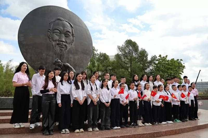 Hoa tháng Năm nở giữa lòng Moscow: Tưởng nhớ Chủ tịch Hồ Chí Minh và Ngày truyền thống Đội Hoa tháng Năm nở giữa lòng Moscow: Tưởng nhớ Chủ tịch Hồ Chí Minh và Ngày truyền thống Đội