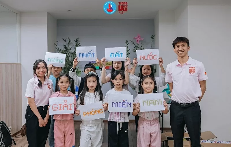 Hoa tháng Năm nở giữa lòng Moscow: Tưởng nhớ Chủ tịch Hồ Chí Minh và Ngày truyền thống Đội