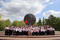 Hoa tháng Năm nở giữa lòng Moscow: Tưởng nhớ Chủ tịch Hồ Chí Minh và Ngày truyền thống Đội