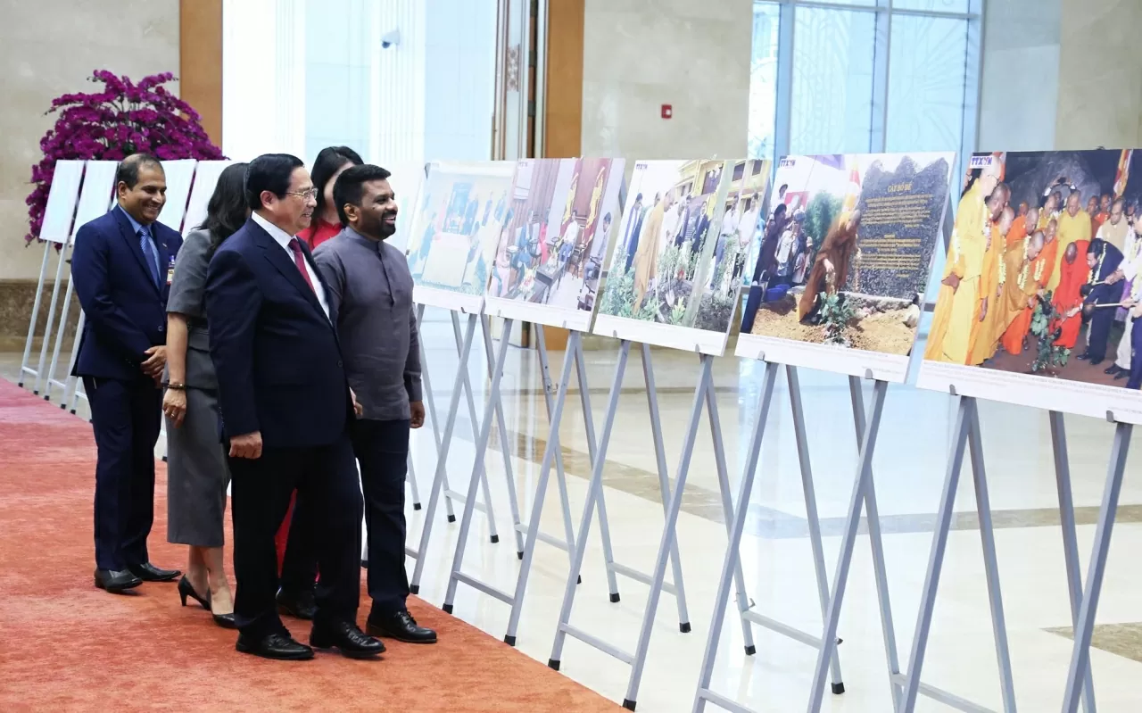 Thủ tướng Chính phủ Phạm Minh Chính và Tổng thống Sri Lanka Anura Kumara Dissanayaka cùng tham quan không gian trưng bày ảnh về những dốc mốc lịch sử trong quan hệ hai nước. (Ảnh: Thành Long) Thủ tướng Chính phủ Phạm Minh Chính và Tổng thống Sri Lanka Anura Kumara Dissanayaka cùng tham quan không gian trưng bày ảnh về những dốc mốc lịch sử trong quan hệ hai nước. (Ảnh: Thành Long)