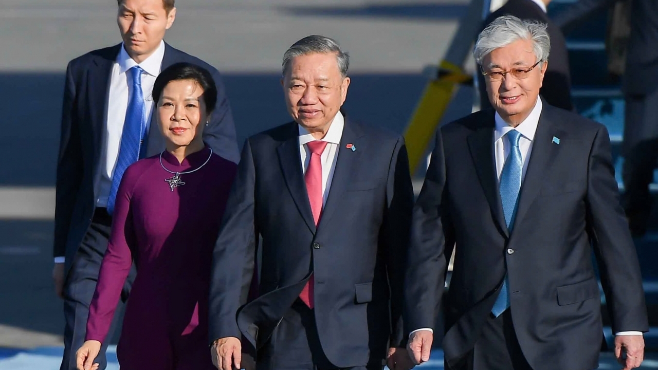 Tổng thống Kazakhstan ra sân bay đón Tổng Bí thư Tô Lâm và Phu nhân