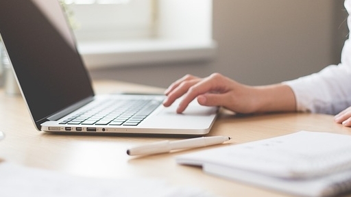 Không nên bỏ qua kem chống nắng khi làm việc trong nhà