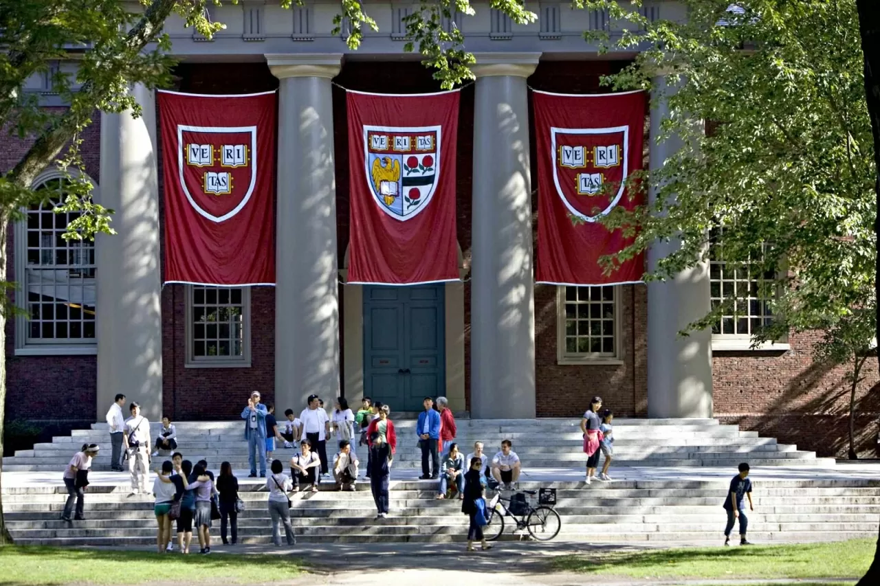 Tổng thống Mỹ Donald Trump đã đóng băng 2,2 tỷ USD tài trợ cho Đại Harvard vào tháng trước, đồng thời đe dọa tước bỏ quy chế miễn thuế dành cho cơ sở giáo dục nổi tiếng này. (Nguồn: Bloomberg)