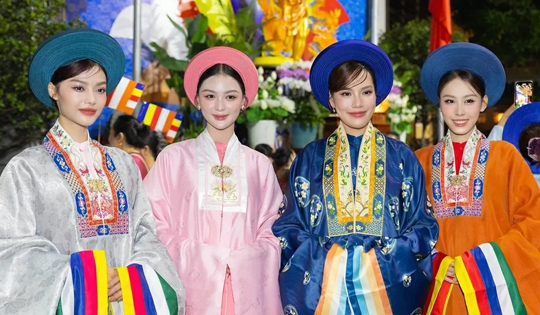 Nghệ sĩ TP. Hồ Chí Minh diện cổ phục mừng đại lễ Vesak Nghệ sĩ TP. Hồ Chí Minh diện cổ phục mừng đại lễ Vesak