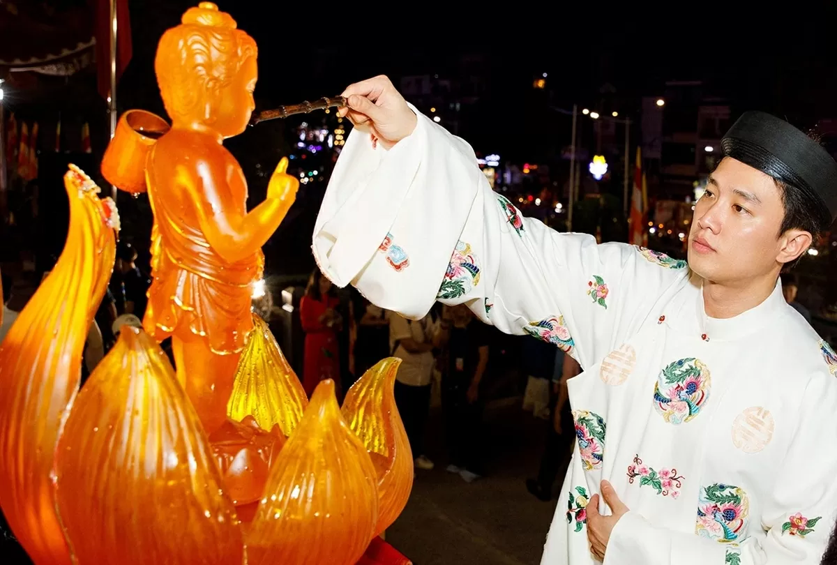 Nghệ sĩ TP. Hồ Chí Minh diện cổ phục mừng đại lễ Vesak Nghệ sĩ TP. Hồ Chí Minh diện cổ phục mừng đại lễ Vesak