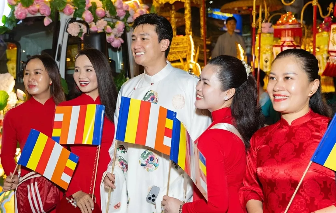 Nghệ sĩ TP. Hồ Chí Minh diện cổ phục mừng đại lễ Vesak Nghệ sĩ TP. Hồ Chí Minh diện cổ phục mừng đại lễ Vesak