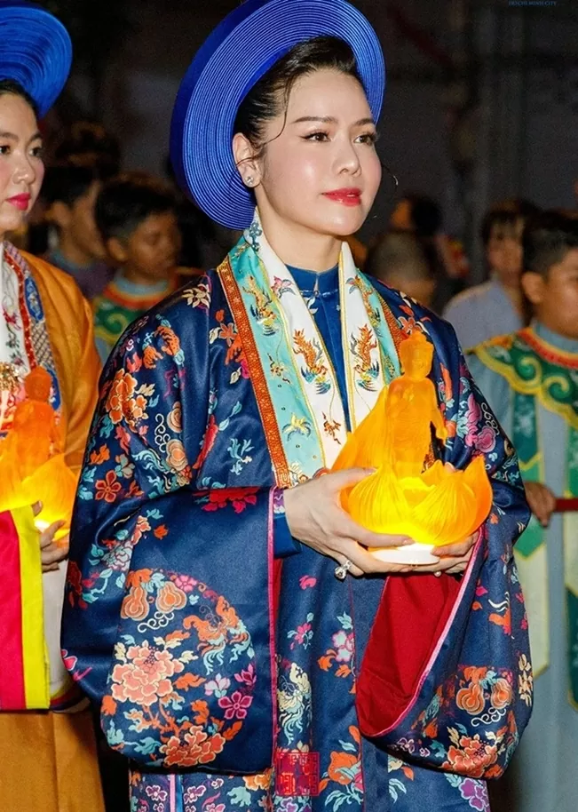 Nhật Kim Anh xúng xính áo dài tham gia buổi rước kiệu thỉnh tôn tượng Đức Phật đản sinh, mừng đại lễ Vesak 2025. Nhật Kim Anh xúng xính áo dài tham gia buổi rước kiệu thỉnh tôn tượng Đức Phật đản sinh, mừng đại lễ Vesak 2025.