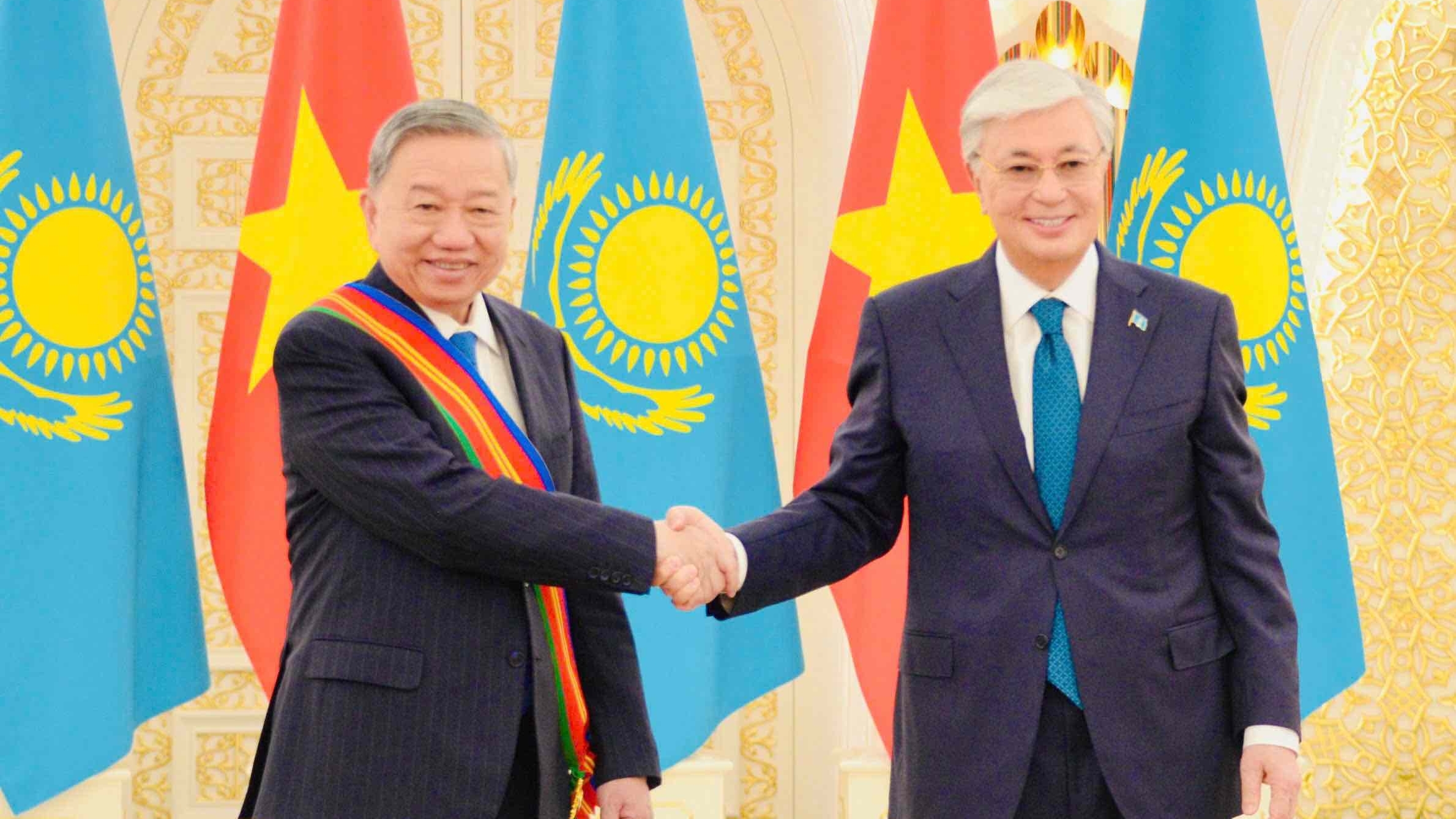 Tổng thống Kazakhstan trao tặng Tổng Bí thư Tô Lâm Huân chương Hữu nghị Dostyk hạng Nhất