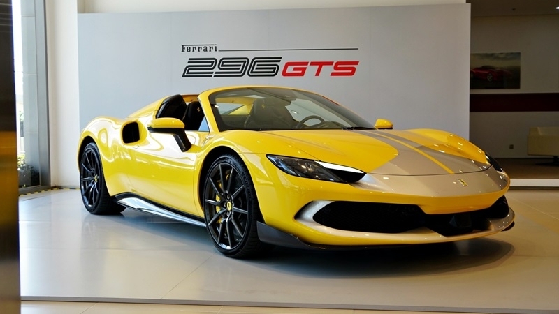 Cận cảnh siêu xe Ferrari 296 GTS Assetto Fiorano độc nhất tại Việt Nam