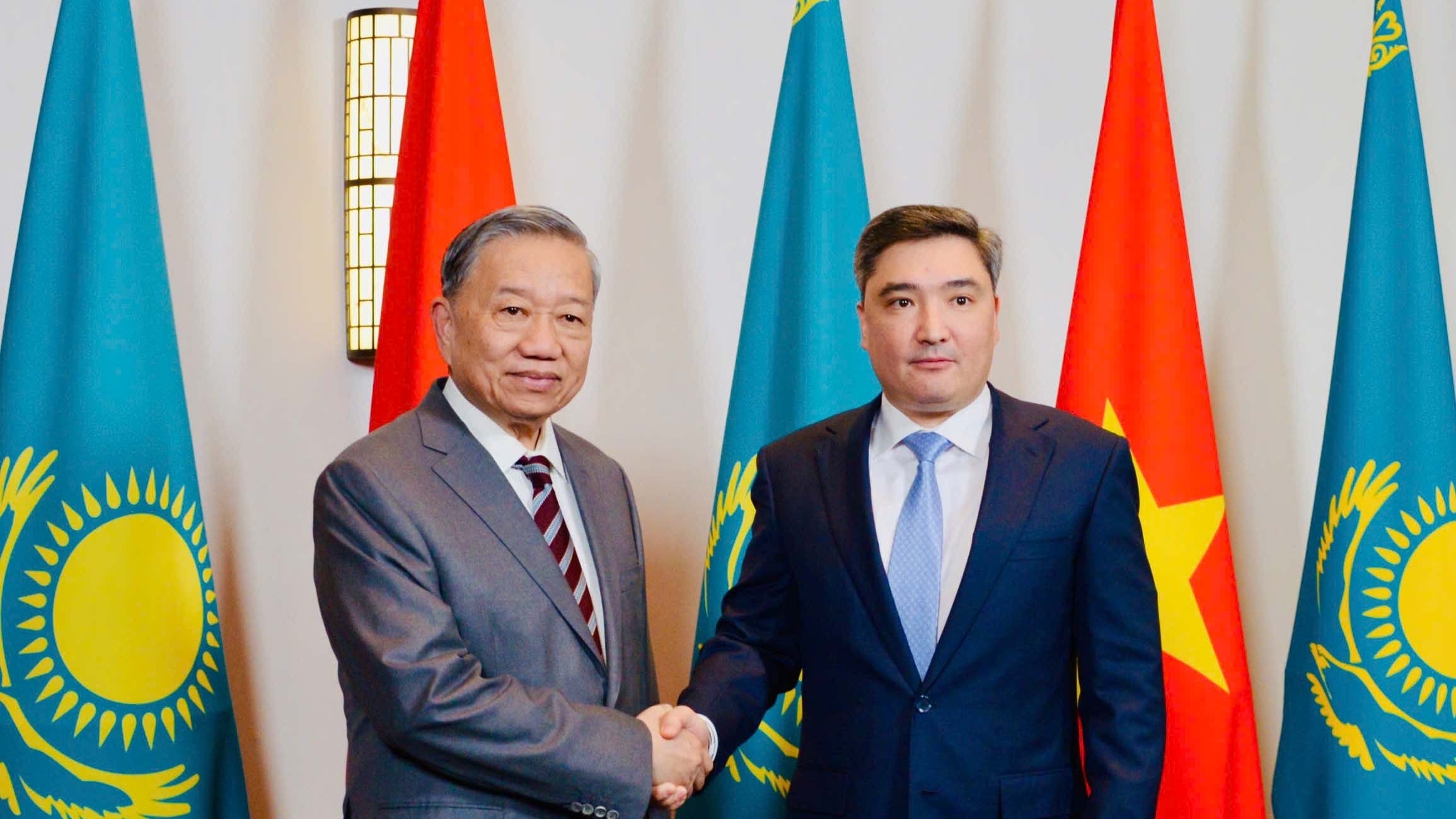 Việt Nam-Kazakhstan nghiên cứu mở rộng hợp tác tài chính, công nghệ, năng lượng