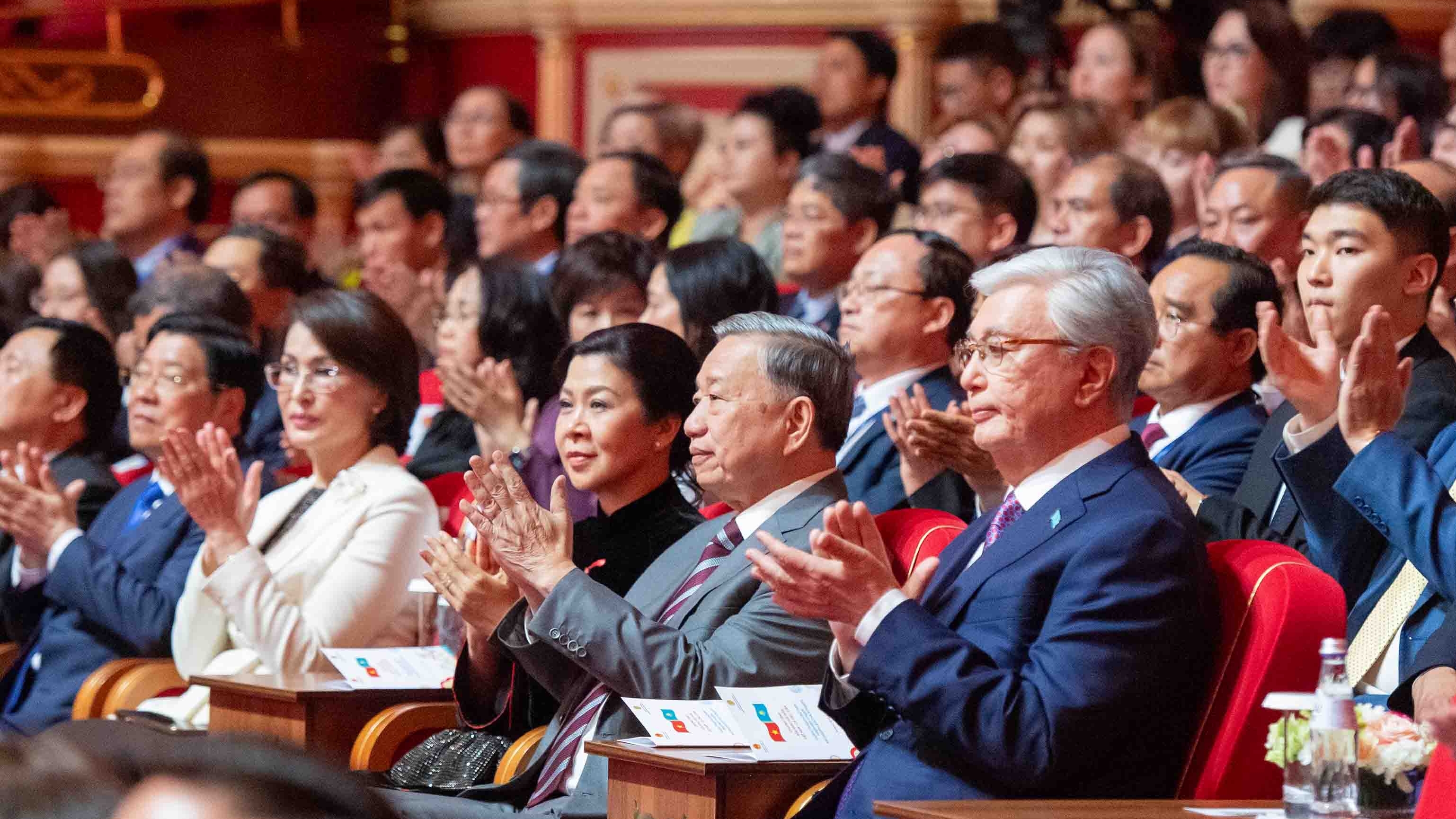 Món quà đặc biệt Tổng thống Kazakhstan dành tặng Tổng Bí thư Tô Lâm và Phu nhân