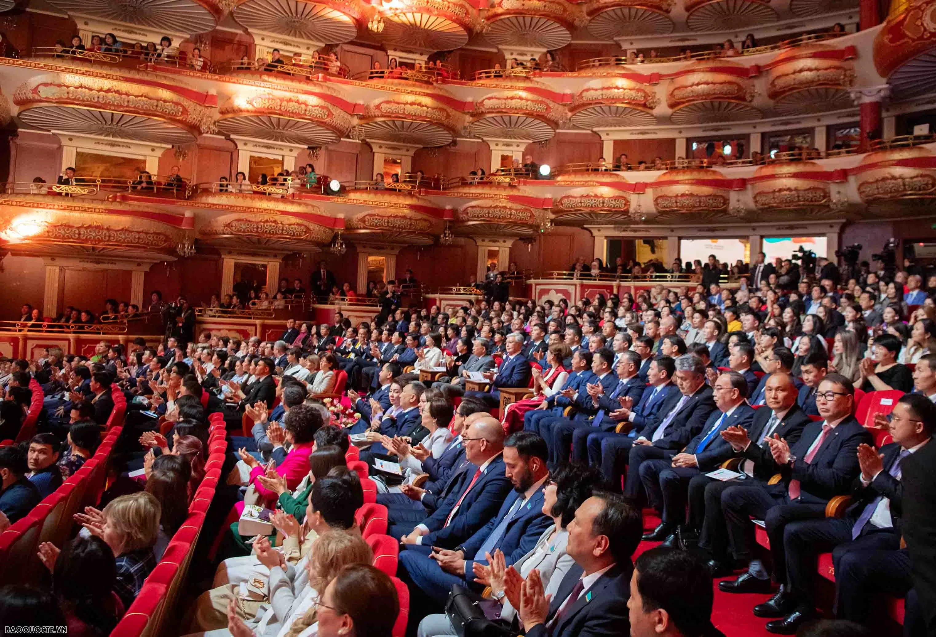 Món quà hữu nghị Tổng thống Kazakhstan dành tặng Tổng Bí thư Tô Lâm và Phu nhân Món quà hữu nghị Tổng thống Kazakhstan dành tặng Tổng Bí thư Tô Lâm và Phu nhân