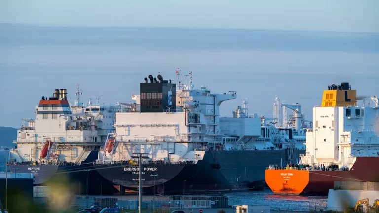 Tàu Hellas Diana vận chuyển LNG đến nhà ga nhập khẩu khí thiên nhiên Deutsche Ostsee ở Đức (Ảnh: Getty Images)
