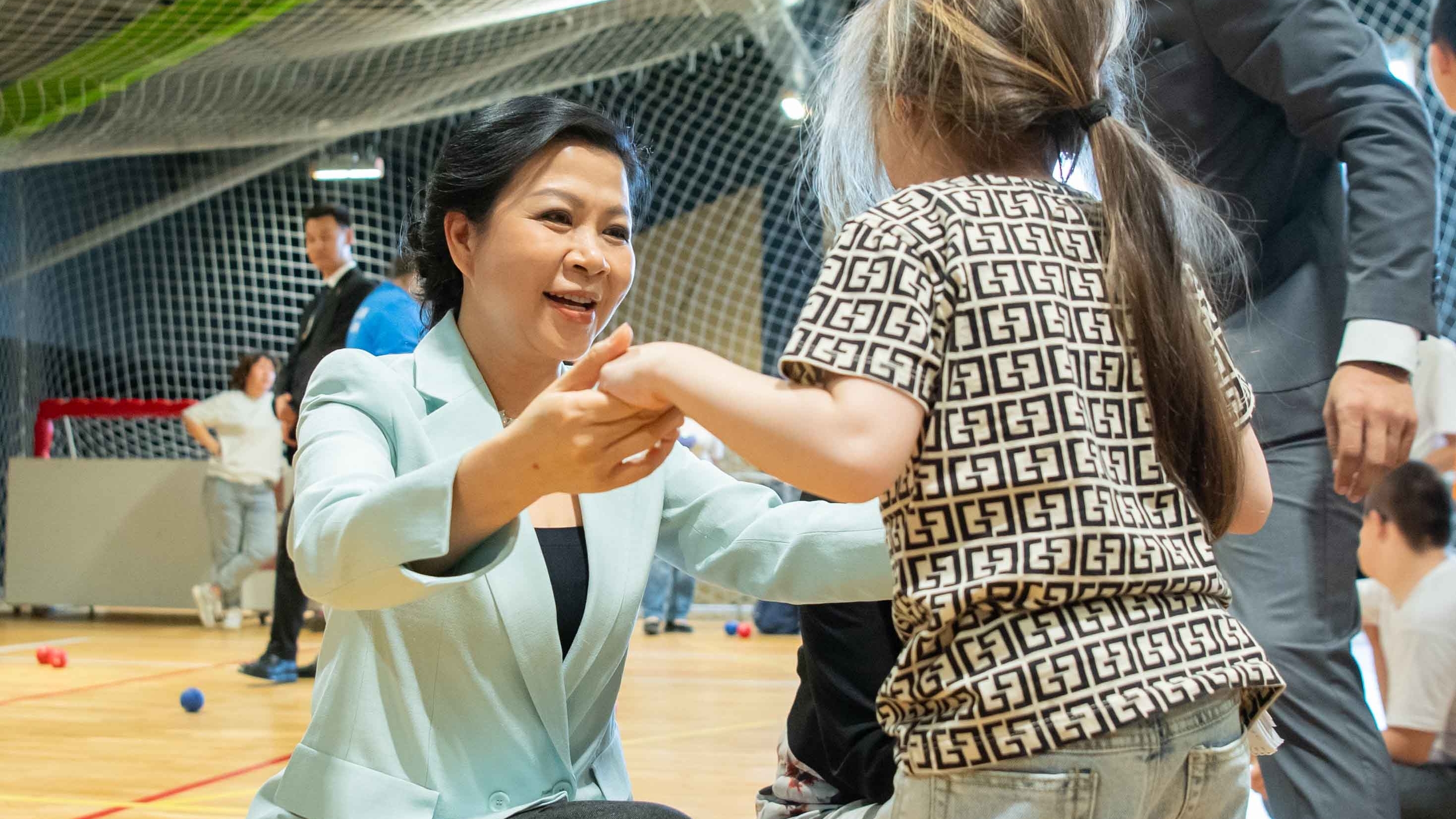 Phu nhân Tổng Bí thư thăm nơi đào tạo các vận động khuyết tật ở Kazakhstan