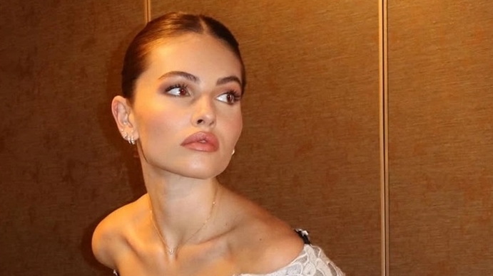 Nhan sắc cuốn hút sau 18 năm của 'em bé đẹp nhất thế giới'