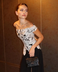 Nhan sắc cuốn hút sau 18 năm của 'em bé đẹp nhất thế giới'