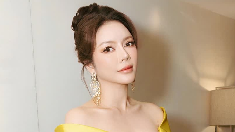 Lý Nhã Kỳ khoe vóc dáng gợi cảm khi dự Triển lãm của 'vua ngọc bích' Soofeen Hu