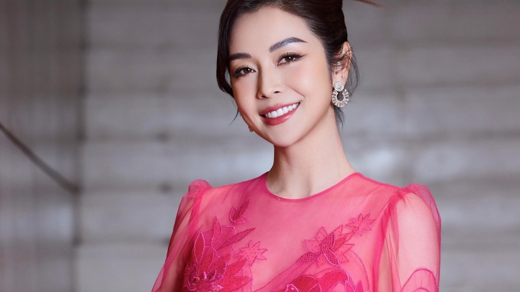 Vẻ trẻ trung, gợi cảm của Hoa hậu Jennifer Phạm