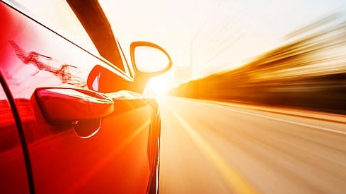 Những đồ vật không nên để lại trong xe ô tô dưới thời tiết nắng nóng