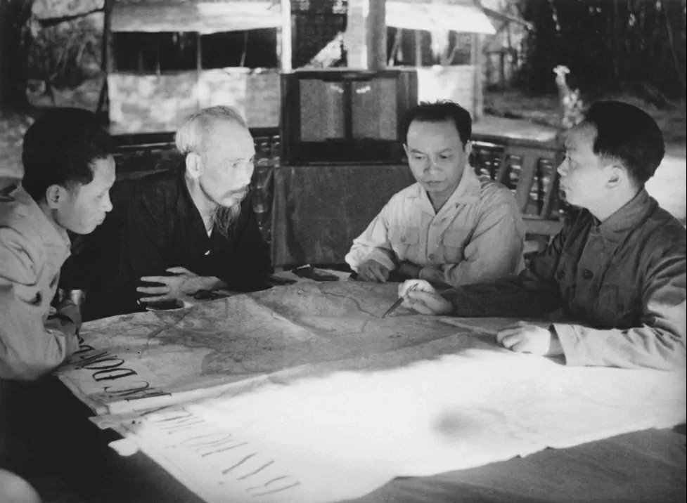 Bác vẫn cùng chúng cháu hành quân Bác vẫn cùng chúng cháu hành quân