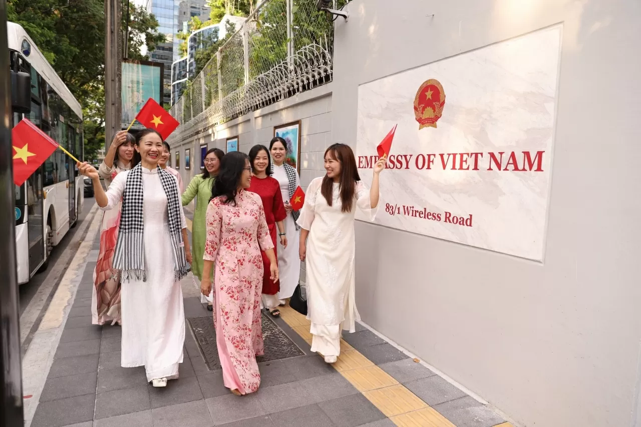 Cán bộ, nhân viên Đại sứ quán hân hoan trong dự lễ mít-tinh. Cán bộ, nhân viên Đại sứ quán hân hoan trong dự lễ mít-tinh.