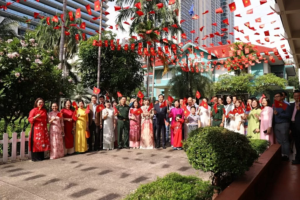 Toàn thể cán bộ, nhân viên Đại sứ quán và các cơ quan hát vang bài hát “Như có Bác trong ngày vui đại thắng.