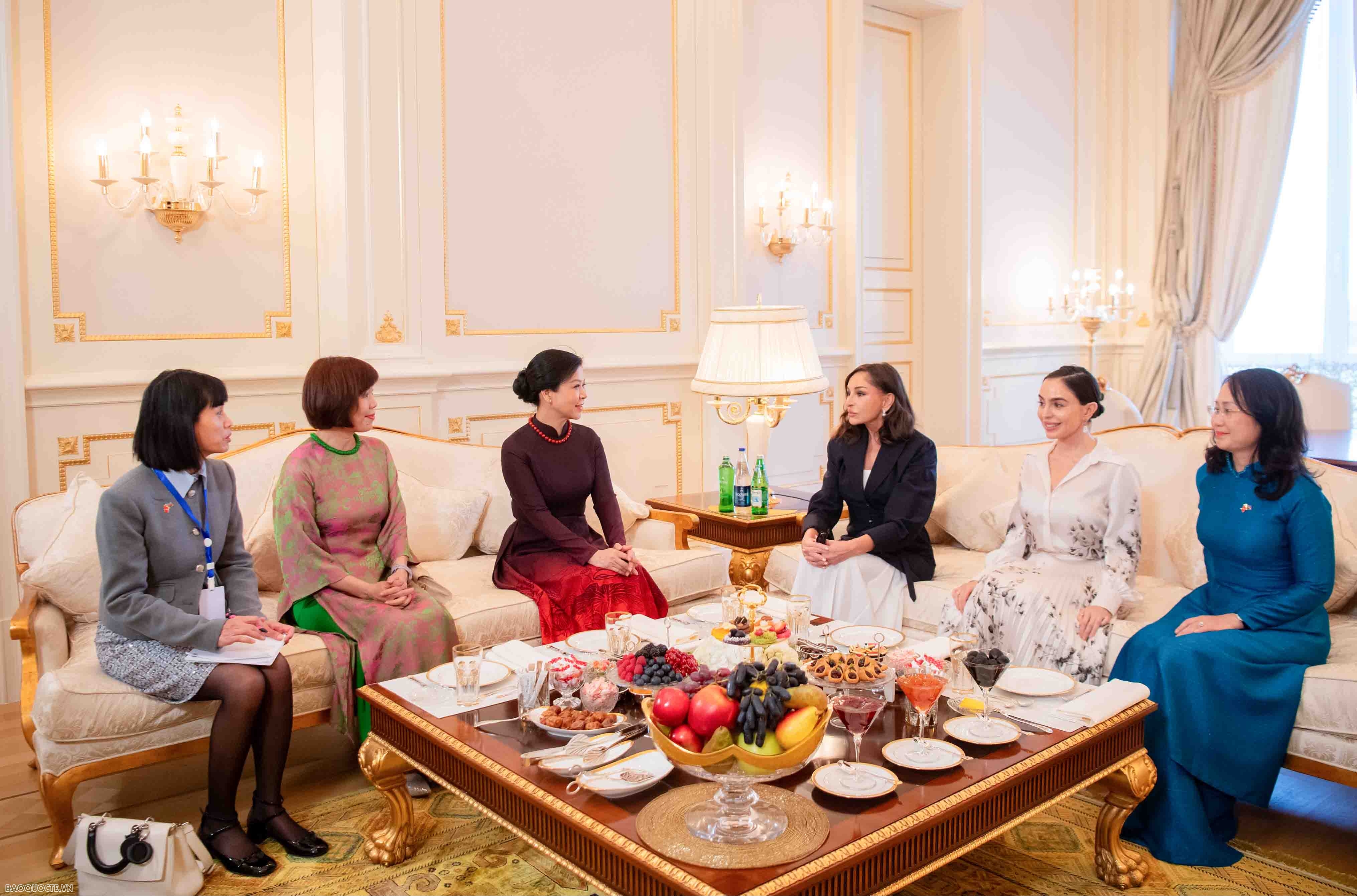 Phu nhân Ngô Phương Ly gặp gỡ Phu nhân Mehriban Aliyeva, thăm phố cổ Icheri Seher, thưởng thức bánh mì Azerbaijan