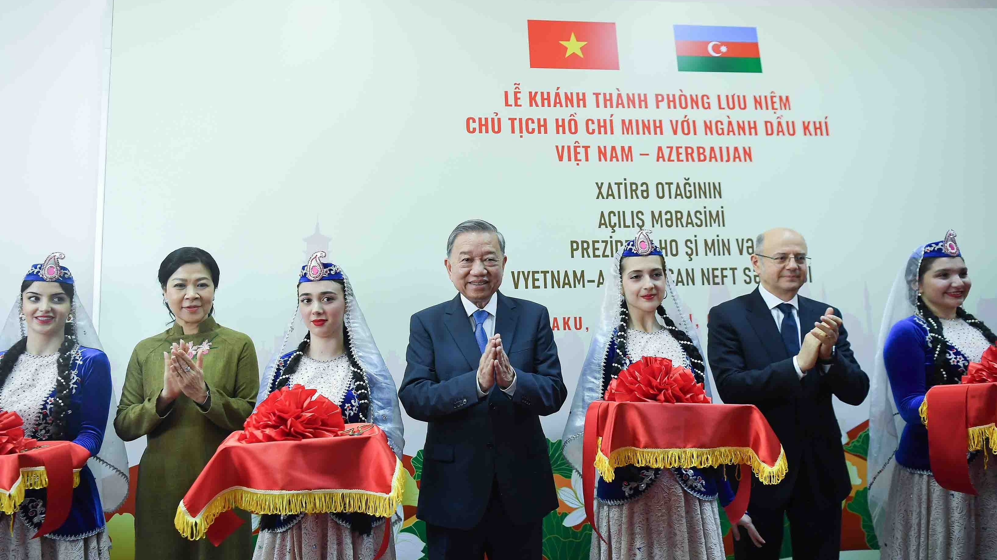 Tổng Bí thư và Phu nhân dự lễ khánh thành Phòng lưu niệm Chủ tịch Hồ Chí Minh với sự nghiệp ngành dầu khí Việt Nam-Azerbaijan'