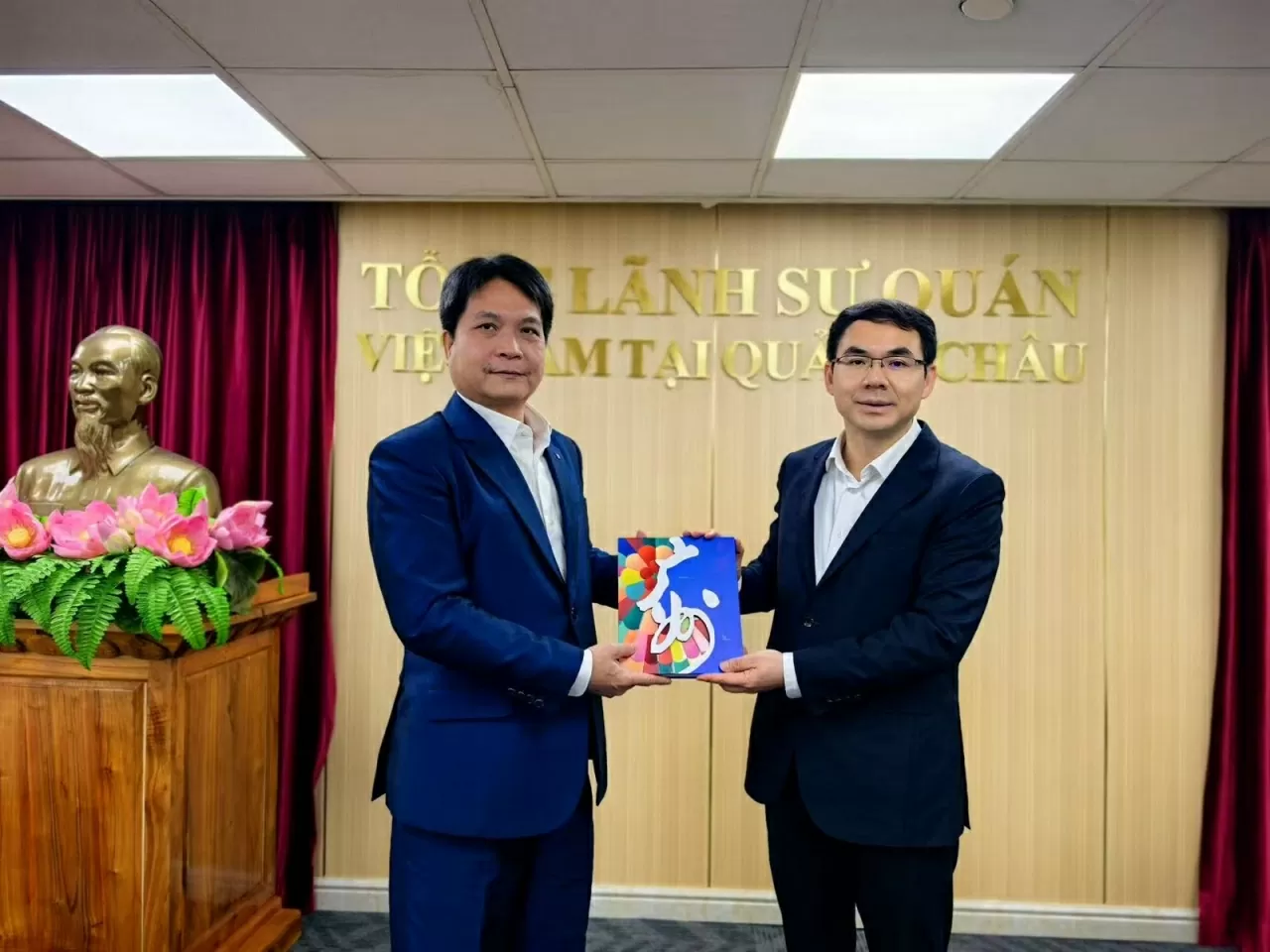 Phó Thị trưởng Lại Chí Hồng trao quà lưu niệm cho Tổng lãnh sự Nguyễn Việt Dũng. Phó Thị trưởng Lại Chí Hồng trao quà lưu niệm cho Tổng lãnh sự Nguyễn Việt Dũng.