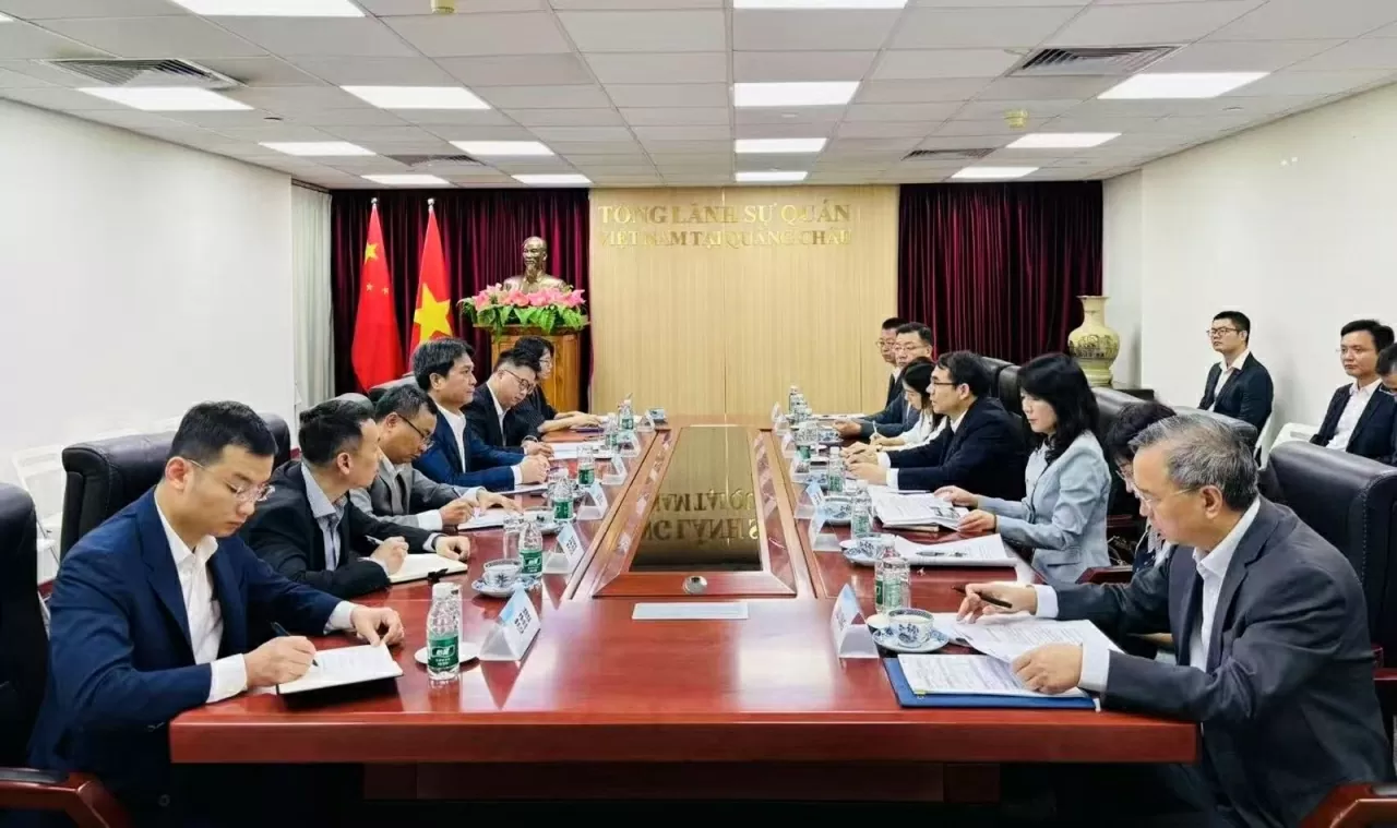 Quang cảnh buổi làm việc. Quang cảnh buổi làm việc.