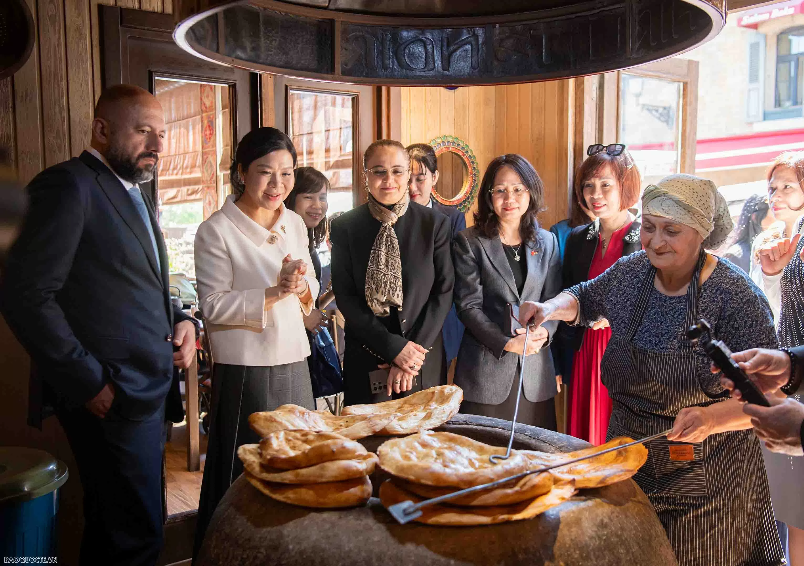 Hai Phu nhân Việt Nam và Azerbaijan thưởng trà, chia sẻ về văn hoá hai nước