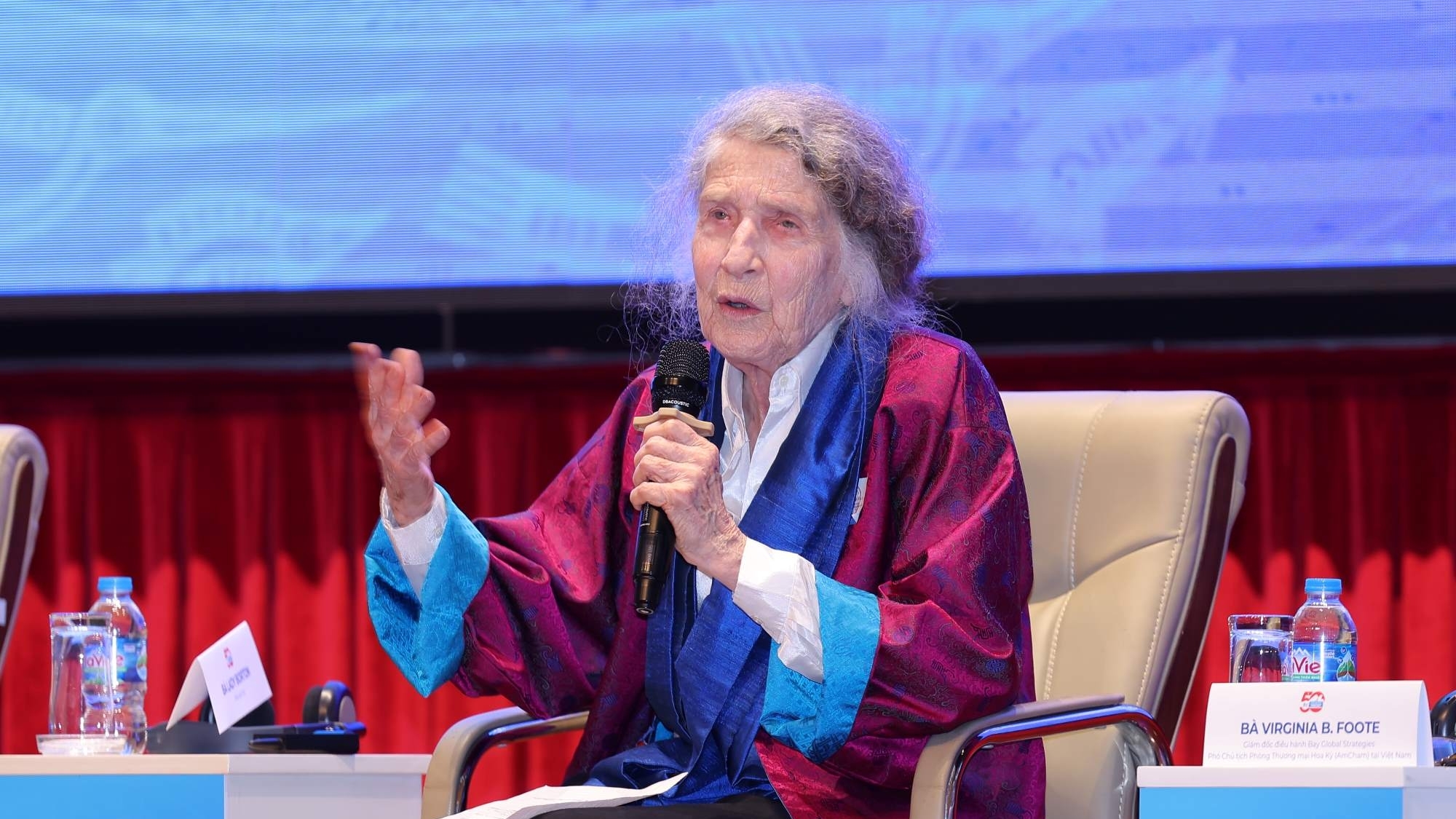 Nhà văn Mỹ Lady Borton: Chồng sách cao ngang vai và đầy ắp những câu trả lời của Hữu Ngọc