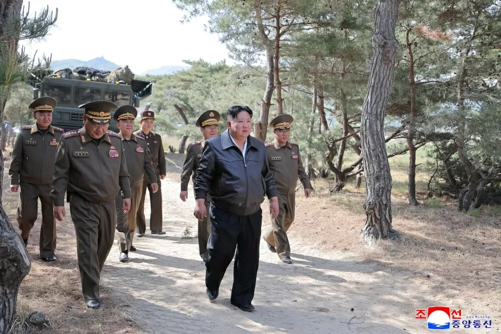 Vừa phóng tên lửa đạn đạo, Triều Tiên lại tập trận bắn đạn thật. KCNA