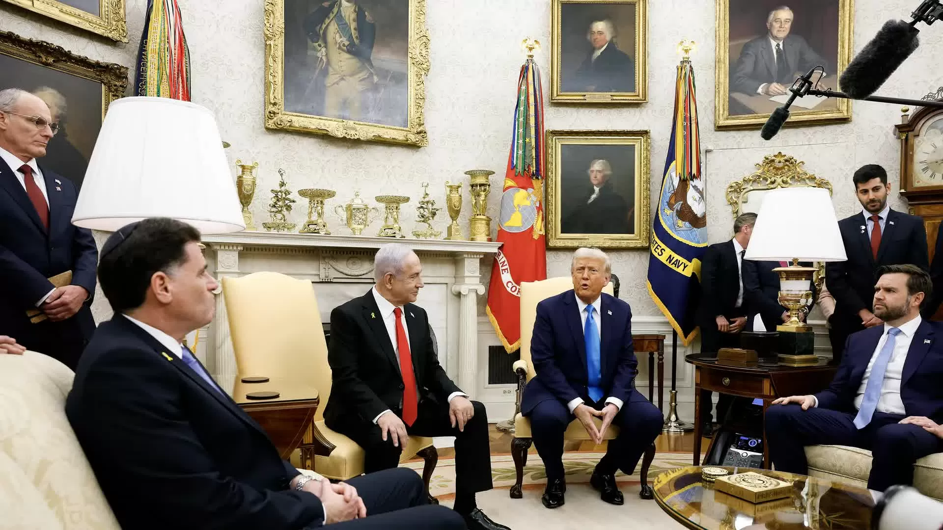 Tổng thống Trump bí mật gặp Bộ trưởng Israel bàn về Iran và Gaza Tổng thống Trump bí mật gặp Bộ trưởng Israel, thảo luận tình hình nóng của Iran và Gaza