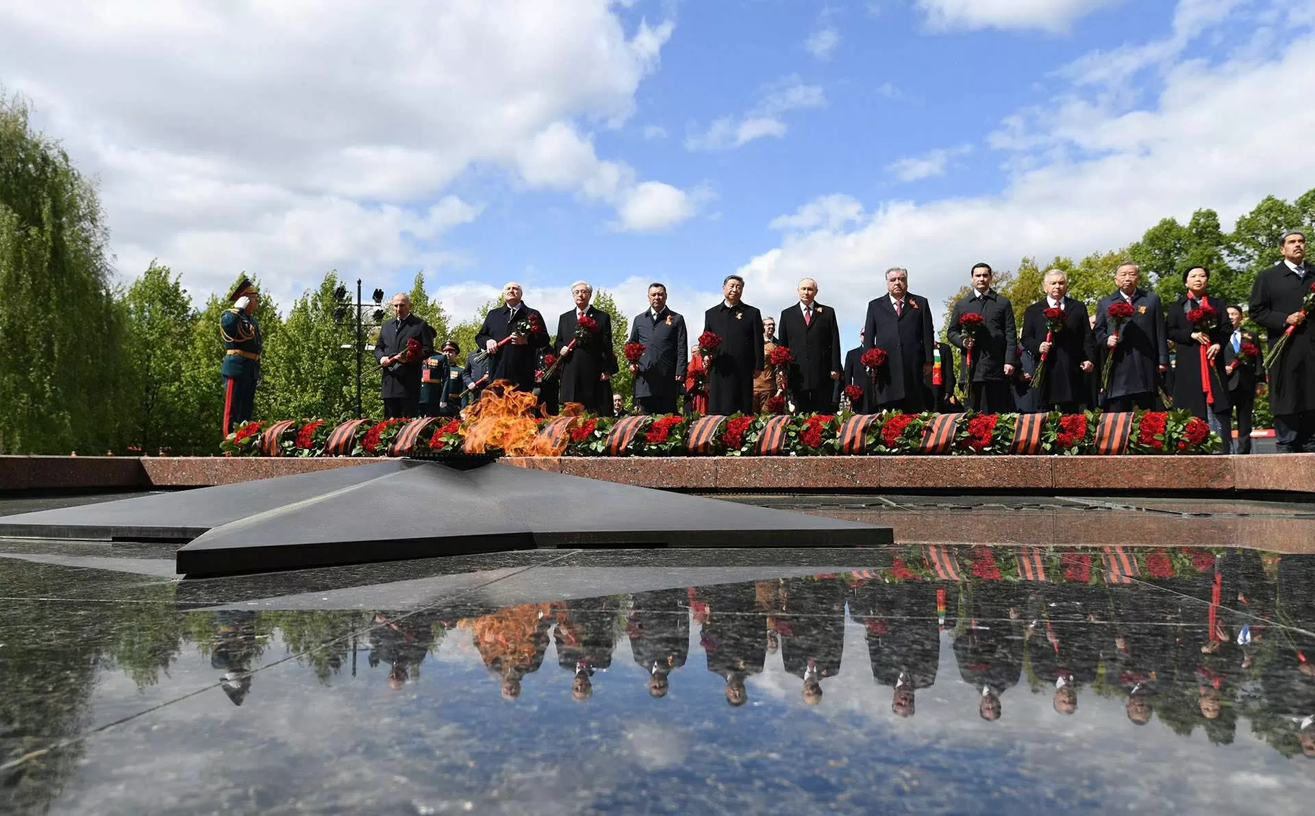 Tổng Bí thư Tô Lâm và Phu nhân dự lễ dâng hoa chung tại Đài Tưởng niệm Liệt sĩ vô danh ở Nga Tổng Bí thư Tô Lâm và Phu nhân dự lễ dâng hoa chung tại Đài Tưởng niệm Liệt sĩ vô danh ở Nga