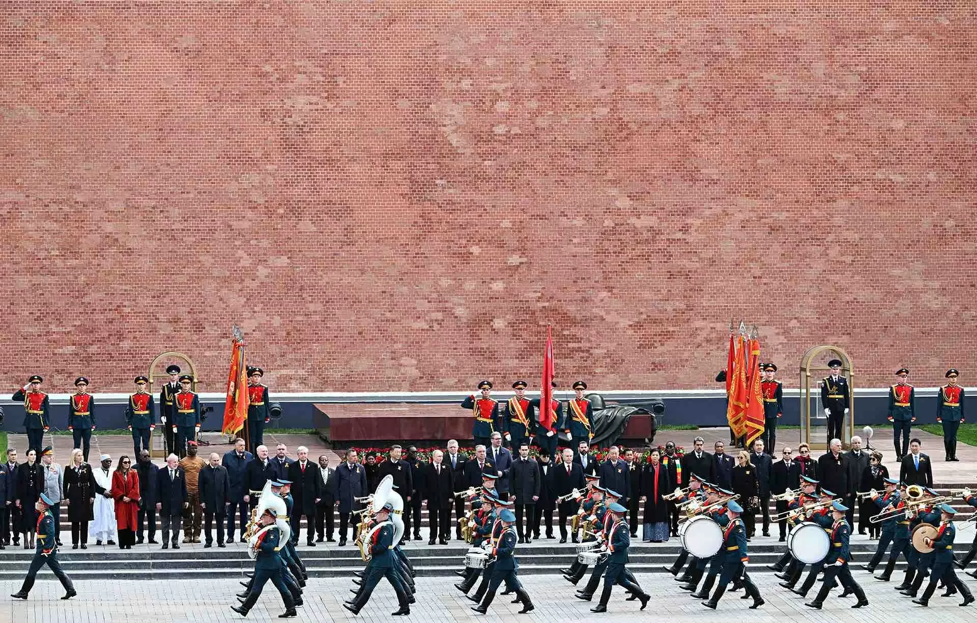 Tổng Bí thư Tô Lâm và Phu nhân dự lễ dâng hoa chung tại Đài Tưởng niệm Liệt sĩ vô danh ở Nga Tổng Bí thư Tô Lâm và Phu nhân dự lễ dâng hoa chung tại Đài Tưởng niệm Liệt sĩ vô danh ở Nga