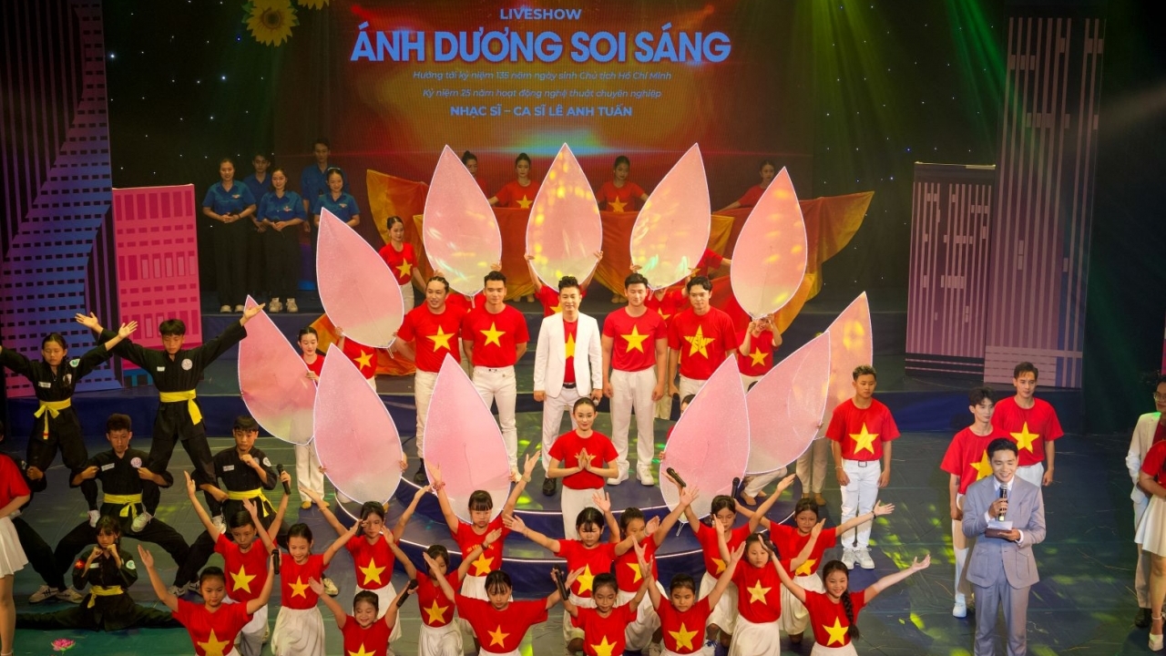 Gần 30 kênh truyền hình phát trực tiếp liveshow ‘Ánh dương soi sáng’ ca ngợi việc học và làm theo tấm gương tư tưởng đạo đức Hồ Chí Minh