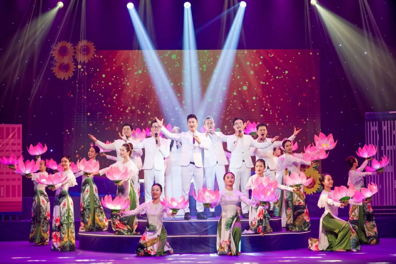 Gần 30 kênh truyền hình phát trực tiếp liveshow ‘Ánh dương soi sáng’ ca ngợi việc học và làm theo tấm gương tư tưởng đạo đức Hồ Chí Minh Gần 30 kênh truyền hình phát trực tiếp liveshow ‘Ánh dương soi sáng’ ca ngợi việc học và làm theo tấm gương tư tưởng đạo đức Hồ Chí Minh