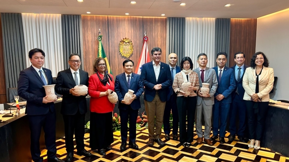 Đại sứ Bùi Văn Nghị cùng các đại sứ ASEAN tại Brazil thăm và làm việc tại Belém, bang Pará