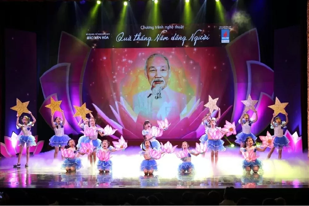 Chương trình nghệ thuật đặc biệt 'Quà tháng 5 dâng Người' Chương trình thể hiện tình cảm của nhân dân với Chủ tịch Hồ Chí Minh. (Nguồn: Báo Văn hóa) Chương trình nghệ thuật đặc biệt 'Quà tháng 5 dâng Người' Chương trình thể hiện tình cảm của nhân dân với Chủ tịch Hồ Chí Minh. (Nguồn: Báo Văn hóa)