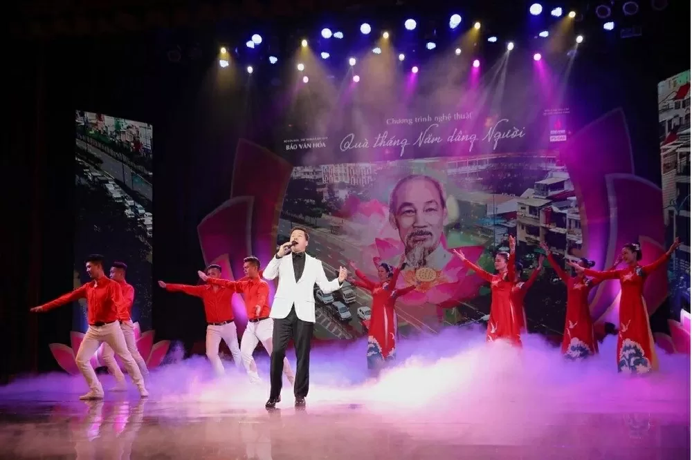 Các nghệ sĩ sẽ hát về Bác với tất cả sự kính yêu và sâu lắng trong Chương trình nghệ thuật đặc biệt 'Quà tháng 5 dâng Người': Rộng dài một tình yêu với Bác. (Nguồn: Báo Văn hóa) Các nghệ sĩ sẽ hát về Bác với tất cả sự kính yêu và sâu lắng trong Chương trình nghệ thuật đặc biệt 'Quà tháng 5 dâng Người': Rộng dài một tình yêu với Bác. (Nguồn: Báo Văn hóa)