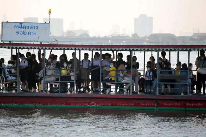 Nhiều học sinh và hành khách đeo khẩu trang, đi thuyền dọc theo Sông Chao Phraya vào ngày 15/1. (Nguồn: Bangkok Post) Nhiều học sinh và hành khách đeo khẩu trang, đi thuyền dọc theo Sông Chao Phraya vào ngày 15/1. (Nguồn: Bangkok Post)