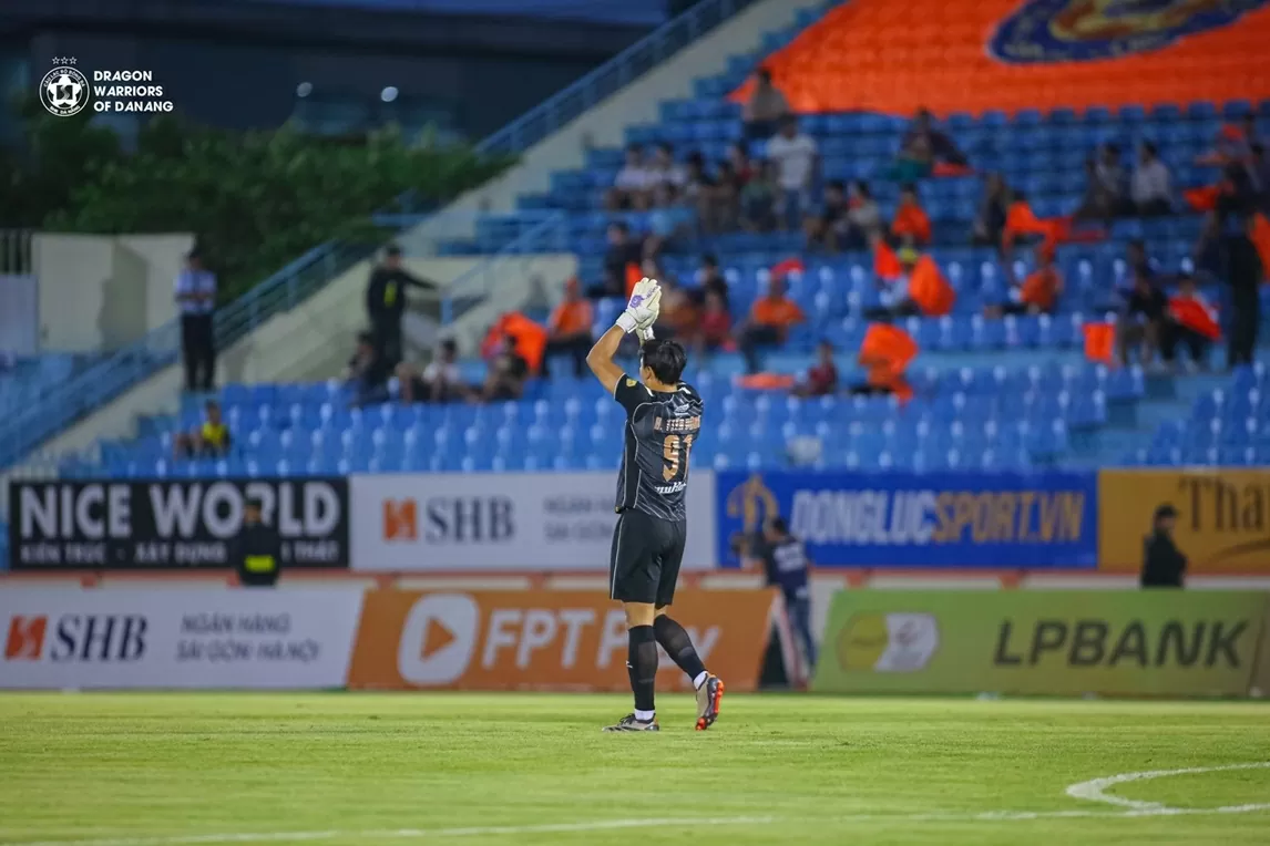 Lần đầu ghi bàn, thủ môn Bùi Tiến Dũng vui mừng tột độ