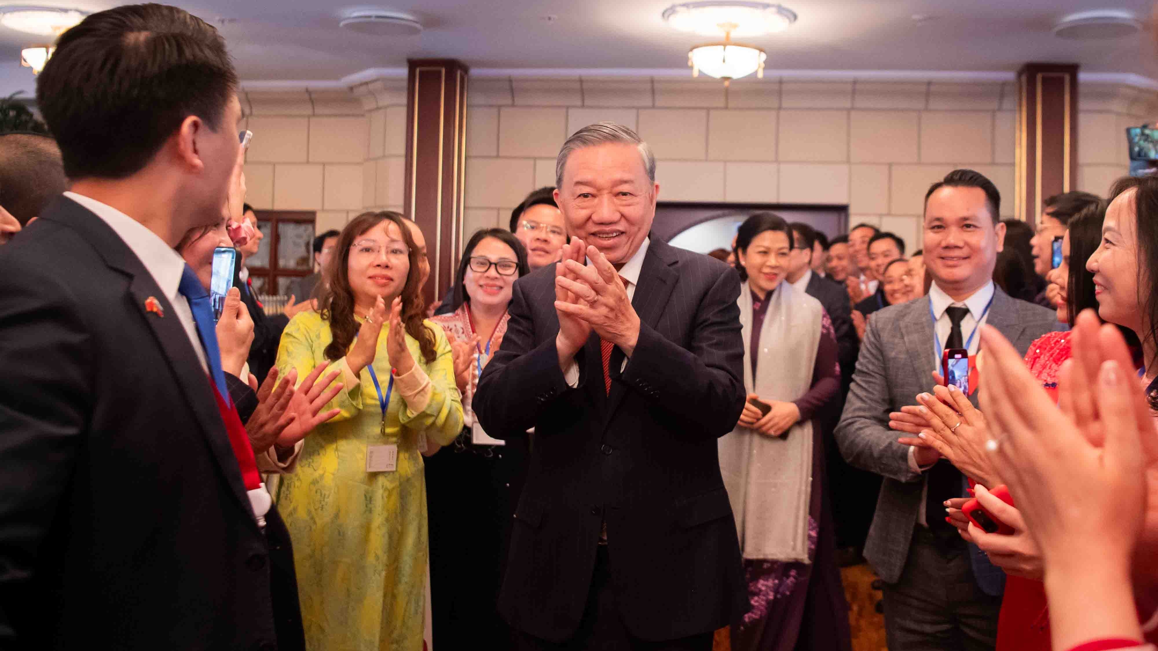 Tổng Bí thư Tô Lâm gặp gỡ cộng đồng người Việt Nam tại Nga