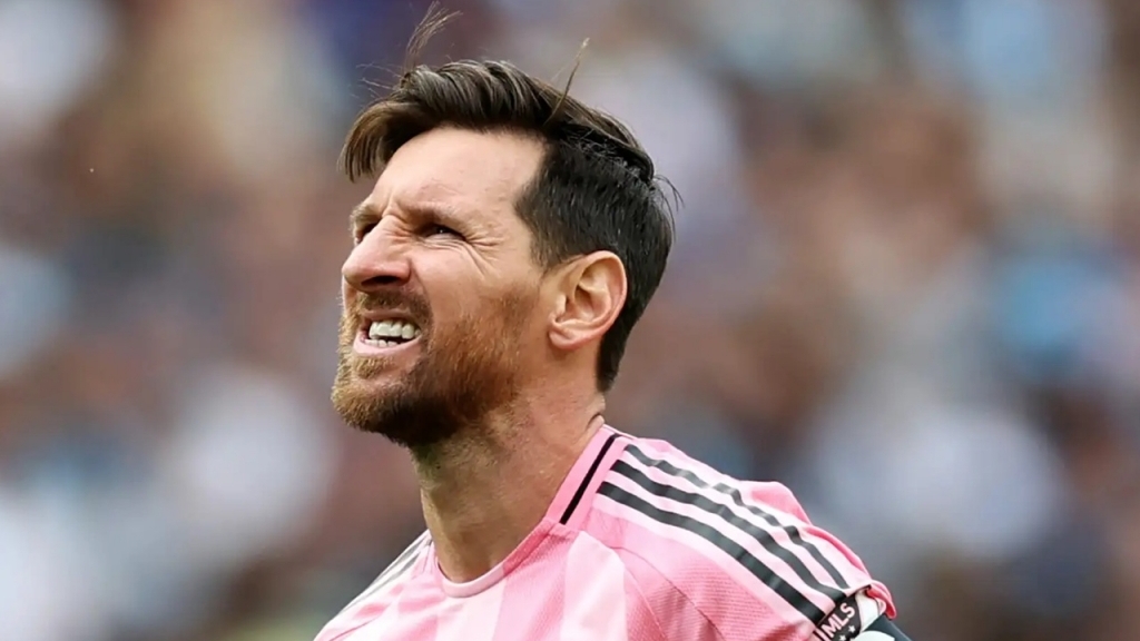 Messi xô đổ 2 kỷ lục ghi bàn của Cristiano Ronaldo