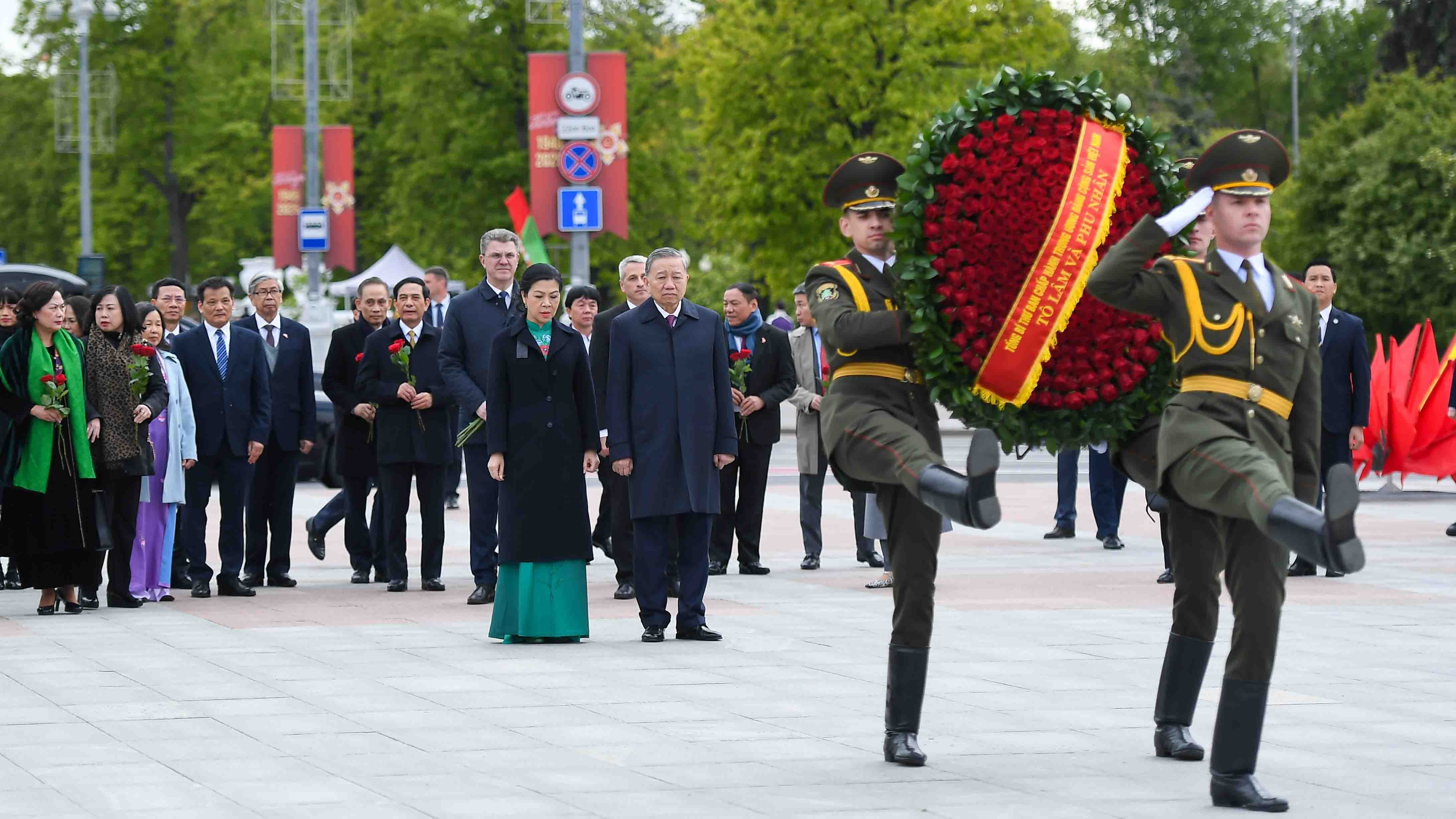 Tổng Bí thư và Phu nhân viếng đài Chiến thắng ở Belarus