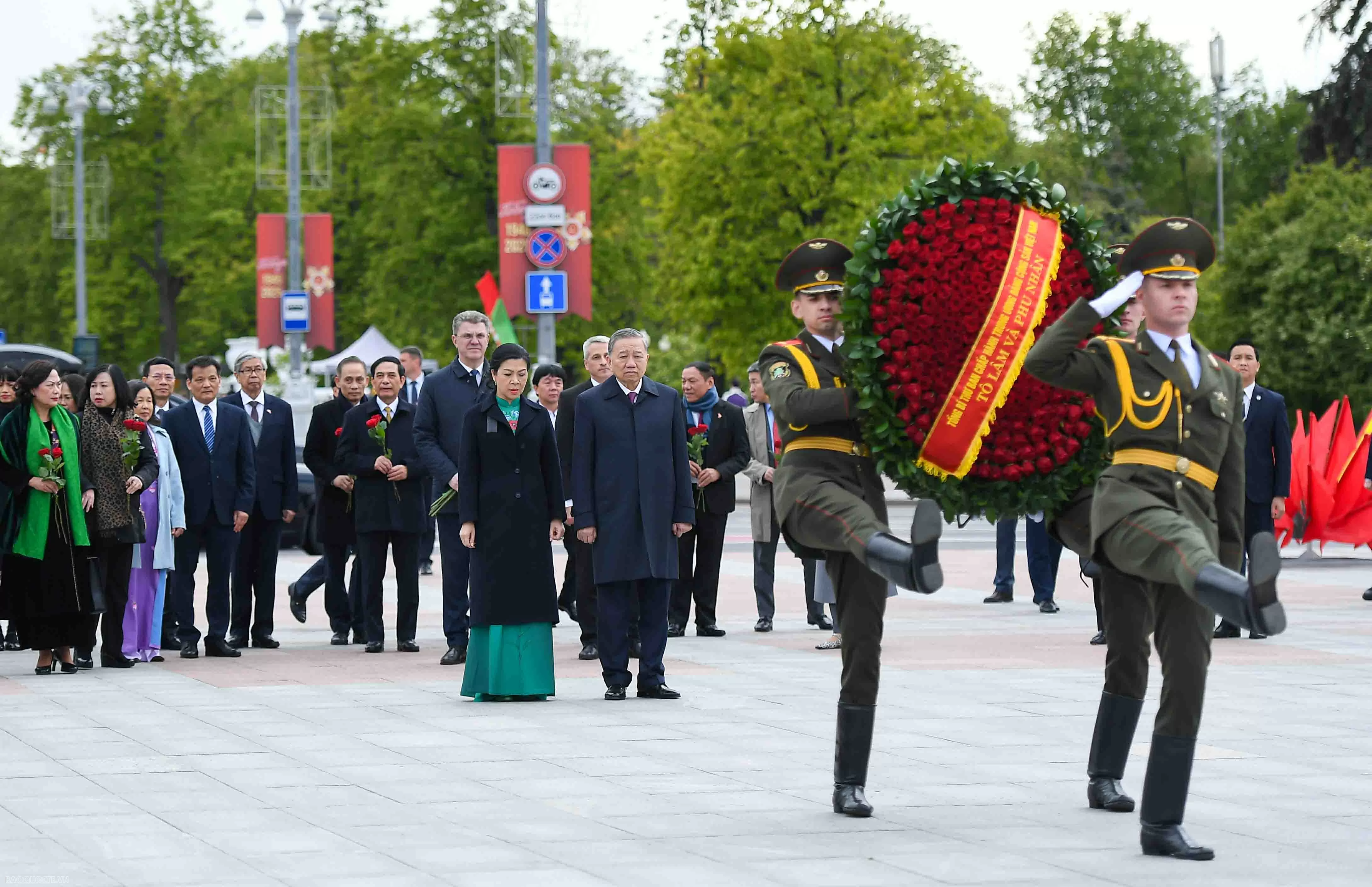 Tổng Bí thư Tô Lâm và Phu nhân viếng Tượng đài chiến thắng tại Belarus Tổng Bí thư và Phu nhân viếng đài Chiến thắng ở Belarus