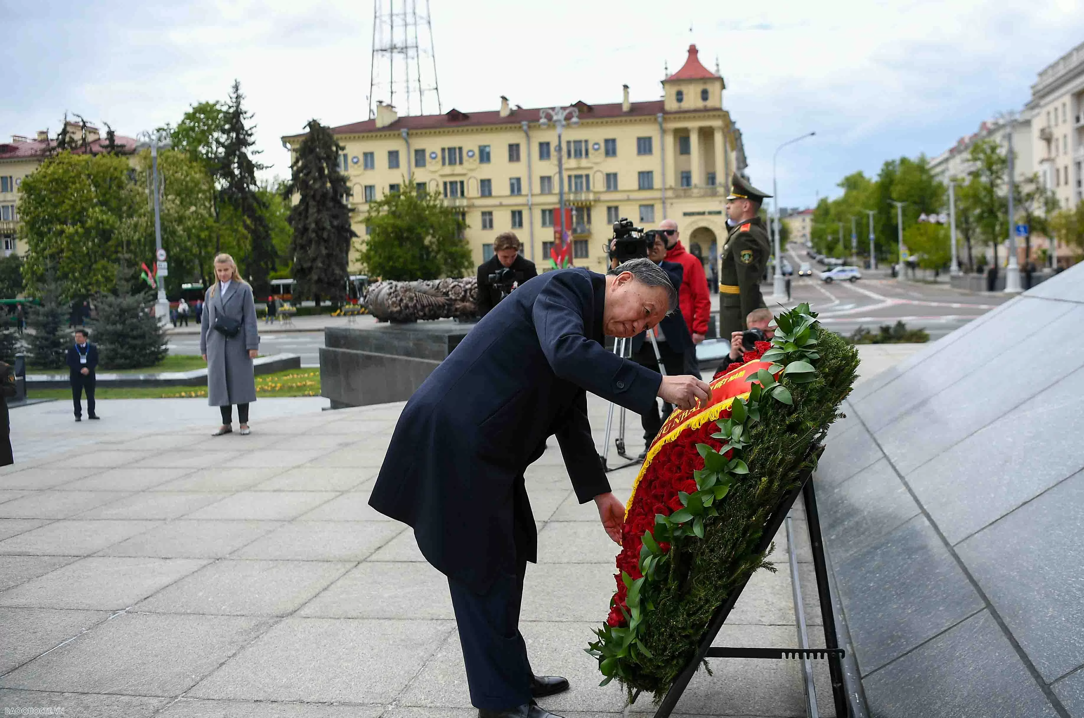Tổng Bí thư Tô Lâm và Phu nhân viếng Tượng đài chiến thắng tại Belarus Tổng Bí thư và Phu nhân viếng đài Chiến thắng ở Belarus